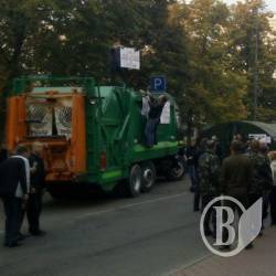 Бійці за допомогою сміттєвоза штурмують міськраду і люструють мера Соколова Бійці за допомогою сміттєвоза штурмують міськраду і люструють мера Соколова