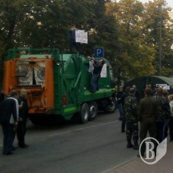 Бійці за допомогою сміттєвоза штурмують міськраду і люструють мера Соколова Бійці за допомогою сміттєвоза штурмують міськраду і люструють мера Соколова