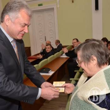 Лепеха, Рубан и Бурба - матери-героини получили заслуженные удостоверения Лепеха, Рубан и Бурба - матери-героини получили заслуженные удостоверения