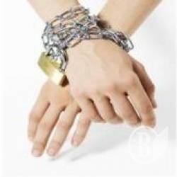 Батьки втягнули неповнолітню дочку в заняття проституцією Батьки втягнули неповнолітню дочку в заняття проституцією