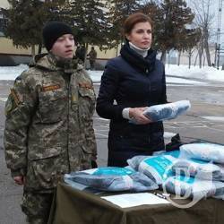 Марина Порошенко подарувала мобілізованим у Десні теплий одяг та побажала миру Україні Марина Порошенко подарувала мобілізованим у Десні теплий одяг та побажала миру Україні
