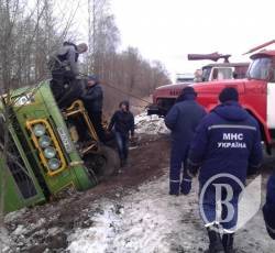 Volvo в кюветі. Слизько навіть шведу Volvo в кюветі. Слизько навіть шведу