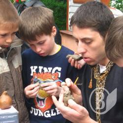 Дітей і дорослих музей запрошує на майстер-клас з ліплення глиняних свищиків Дітей і дорослих музей запрошує на майстер-клас з ліплення глиняних свищиків