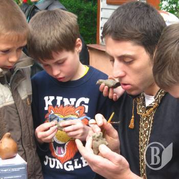 Дітей і дорослих музей запрошує на майстер-клас з ліплення глиняних свищиків Дітей і дорослих музей запрошує на майстер-клас з ліплення глиняних свищиків