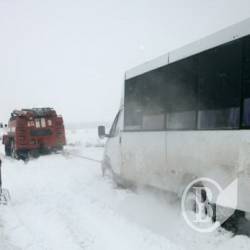 Маршрутку Миргород-Чернігів довелося витягати зі снігу буксиром Маршрутку Миргород-Чернігів довелося витягати зі снігу буксиром