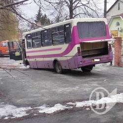 Автобус «поїхав» під землю. ФотоФакт Автобус «поїхав» під землю. ФотоФакт