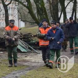 Навколо «собранія» прибирають. ФотоФакт Навколо «собранія» прибирають. ФотоФакт