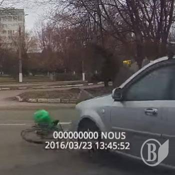 Водій збив велосипедиста у Чернігові, – відеозапис реєстратора Водій збив велосипедиста у Чернігові, – відеозапис реєстратора