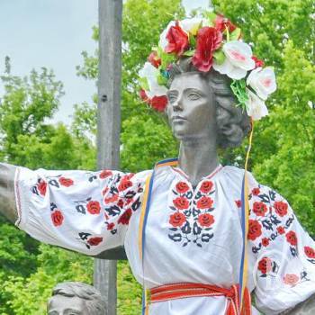 У вишиванки вдягнулися навіть пам’ятники. Фото У вишиванки вдягнулися навіть пам’ятники. Фото