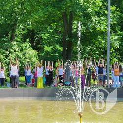Йоги відзначили свій день в центральному парку. Фоторепортаж Йоги відзначили свій день в центральному парку. Фоторепортаж