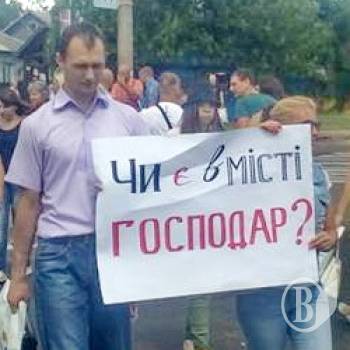 Люди перекрили вулицю біля «Чернігівобленерго» через відсутність електрики. Фото Люди перекрили вулицю біля «Чернігівобленерго» через відсутність електрики. Фото