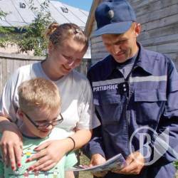 Рятувальники ходять по селах з профілактикою. Фото Рятувальники ходять по селах з профілактикою. Фото