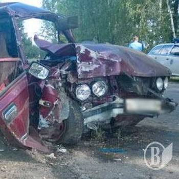 П’яна компанія розтрощила бетонний стовп і ВАЗ-21063. Фото П’яна компанія розтрощила бетонний стовп і ВАЗ-21063. Фото