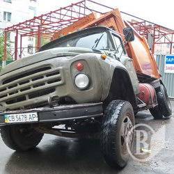 Сміттєвоз застряг… у новому асфальті. ФотоФакт Сміттєвоз застряг… у новому асфальті. ФотоФакт