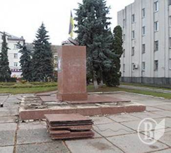 Демонтируют тумбу Ленина около горсовета Нежина Демонтируют тумбу Ленина около горсовета Нежина