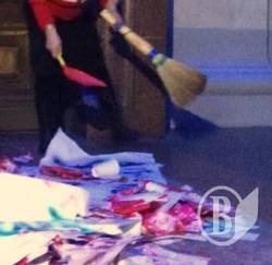 После концерта Лободы убирают рубли, кровь и гильзы. ФотоФакт
