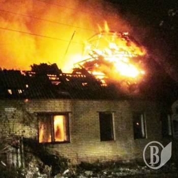 Пенсионер пытался гасить дом, но лишь обжегся Пенсионер пытался гасить дом, но лишь обжегся