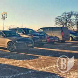 Парковка навколо храму. ФотоФакт Парковка навколо храму. ФотоФакт
