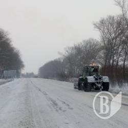 Дорожники чистять шляхи й розсипають понад тисячу тонн піску за добу. Фото Дорожники чистять шляхи й розсипають понад тисячу тонн піску за добу. Фото