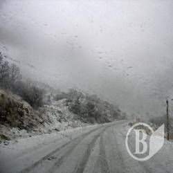 Вночі витягли зі снігу два легковика Вночі витягли зі снігу два легковика