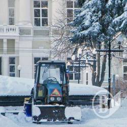 Черниговцы просят объяснить, почему снег около горсовета убирают быстрее, чем на улицах
