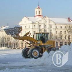 В Чернігові завзято чистять сніг навколо «йолки». Фото В Чернігові завзято чистять сніг навколо «йолки». Фото