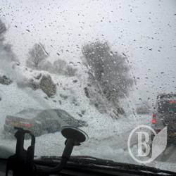 Легковик розминувся з фурою, але злетів у кювет. Відеозапис реєстратора Легковик розминувся з фурою, але злетів у кювет. Відеозапис реєстратора