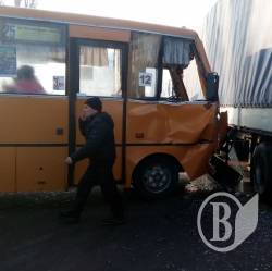ДТП у Чернігові: водій оновленої 25 маршрутки протаранив фуру ДТП у Чернігові: водій оновленої 25 маршрутки протаранив фуру