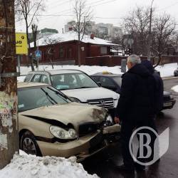 Аварія на Небаби: не розминулися Хонда і Хюндай Аварія на Небаби: не розминулися Хонда і Хюндай