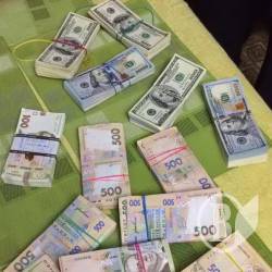 У «мережі» Євтушенка вилучили 100 тисяч зеленими і півмільйона українськими У «мережі» Євтушенка вилучили 100 тисяч зеленими і півмільйона українськими