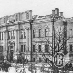 Сіра будівля, в якій більше ста років рахують гроші. Фото Сіра будівля, в якій більше ста років рахують гроші. Фото