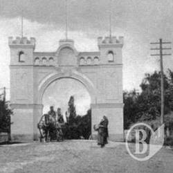 Чернігівська «Тріумфальна арка» в чотирьох фото Чернігівська «Тріумфальна арка» в чотирьох фото