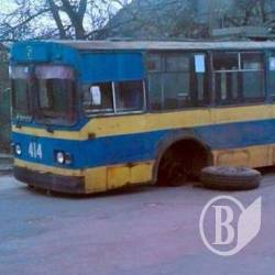 Тролейбус загубив колесо і ліг на днище посеред вулиці Тролейбус загубив колесо і ліг на днище посеред вулиці