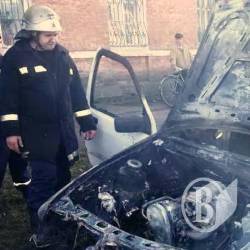 Згорів старий легковик і погоріла фура Згорів старий легковик і погоріла фура
