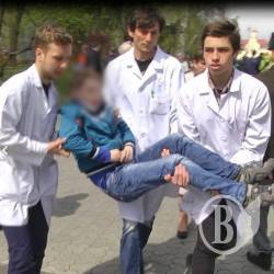 Впав обличчям на бруківку школяр, приведений разом з класом на урочистості Впав обличчям на бруківку школяр, приведений разом з класом на урочистості