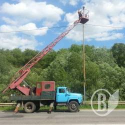 Фарбують стовпи на південному в'їзді до Чернігова Фарбують стовпи на південному в'їзді до Чернігова