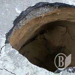 З’явився провал на вулиці Шевченка в Чернігові З’явився провал на вулиці Шевченка в Чернігові