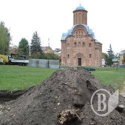 У сквері Хмельницького «реконструктори» руйнують старовинні споруди У сквері Хмельницького «реконструктори» руйнують старовинні споруди