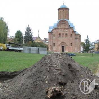У сквері Хмельницького «реконструктори» руйнують старовинні споруди У сквері Хмельницького «реконструктори» руйнують старовинні споруди
