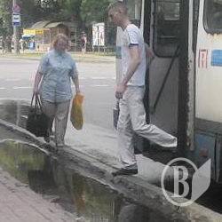 Виходиш з тролейбуса – освіжись у калюжі! Виходиш з тролейбуса – освіжись у калюжі!