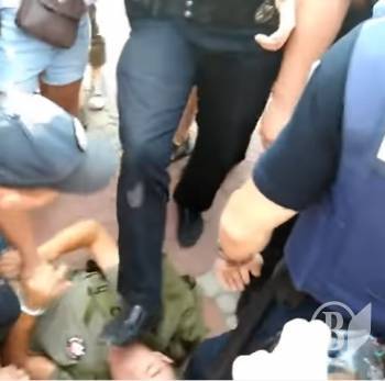 Новий поліцейський топчеться по обличчю людини в наручниках Новий поліцейський топчеться по обличчю людини в наручниках
