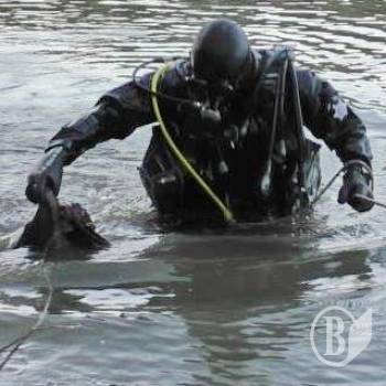 Водолази знайшли торби сміття для поліцейських Водолази знайшли торби сміття для поліцейських