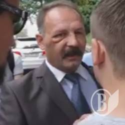 Невідомі біля Ради зняли недоторканість з депутата Барни Невідомі біля Ради зняли недоторканість з депутата Барни