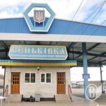 Напхав авто цигарками, а митники їх побачили через свій прилад Напхав авто цигарками, а митники їх побачили через свій прилад