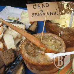 Сало з яблуками і женихи з гарбузами на українському «карнавалі» Сало з яблуками і женихи з гарбузами на українському «карнавалі»