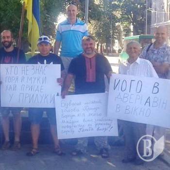 У Чернігові протестували проти Беркута: «Бывшие – пролетают!» У Чернігові протестували проти Беркута: «Бывшие – пролетают!»