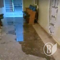 У лікарні в Чернігові після дощу з’явилися калюжі У лікарні в Чернігові після дощу з’явилися калюжі