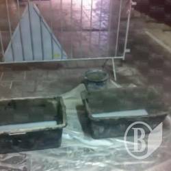 В протікаючому переході з плиткою для ванної кімнати поставили… ванни В протікаючому переході з плиткою для ванної кімнати поставили… ванни