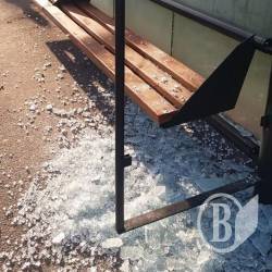 Вандали продовжують бити скляні навіси на зупинках Вандали продовжують бити скляні навіси на зупинках