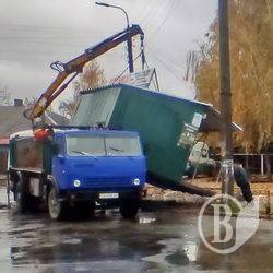 Вивозять будки торговців «могильним» товаром Вивозять будки торговців «могильним» товаром